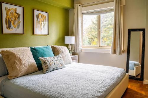 西雅图Colorful downtown condo, 2 bedrooms, king bed的一间卧室配有一张带窗户的床