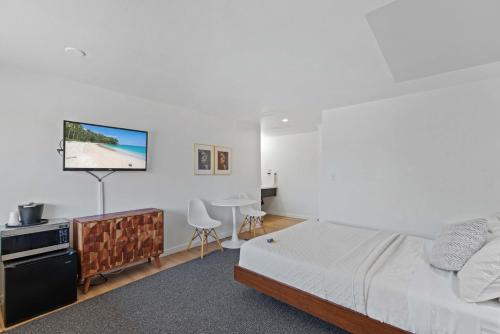 CashmereCashmere Inn的一间卧室配有一张床和一台平面电视