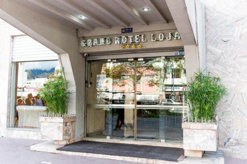 洛哈Grand Hotel Loja的带有玻璃门的宏伟酒店大堂外墙