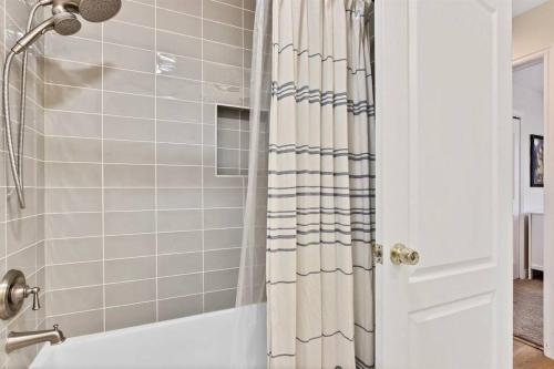 EagleEagle ID Getaway - 4 bed 3 bath - Fully renovated的浴室内配有淋浴帘。
