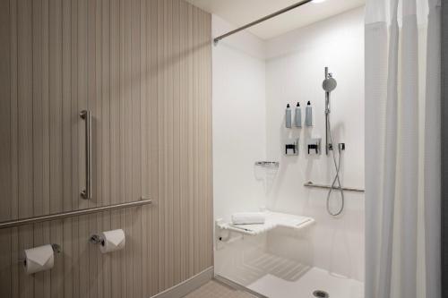 纳奈莫Courtyard by Marriott Nanaimo的带淋浴和盥洗盆的白色浴室