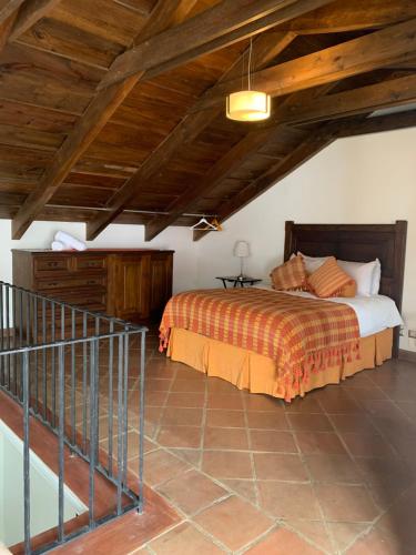 危地马拉安地瓜Casa Anabel的一间卧室设有一张床和木制天花板