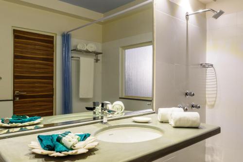 达波林Argo by Trance的一间带水槽和大镜子的浴室