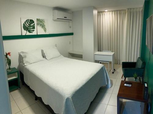 巴西利亚Flats Asa Norte CLN 213 by CentoEdez的卧室配有白色的床和椅子