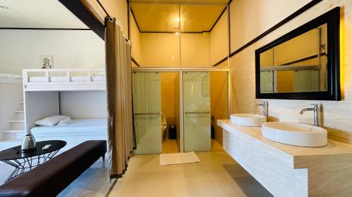 SampongTugsaw Resort的一间带两个盥洗盆和一张双层床的浴室
