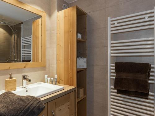 谷雪维尔Appartement Courchevel, 2 pièces, 4 personnes - FR-1-631-133的一间带水槽和镜子的浴室