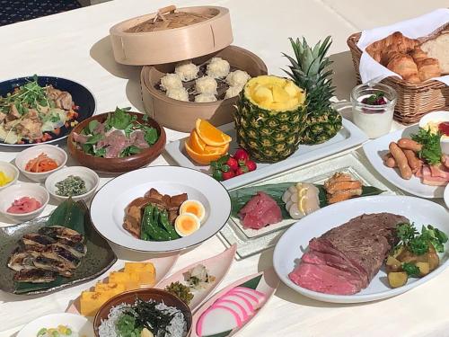 福岛福岛桑科约酒店的一张桌子上有很多种不同的食物