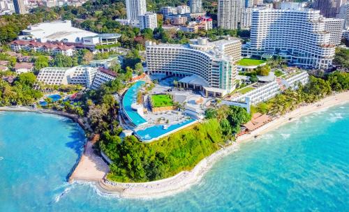 南芭堤雅Royal Cliff Beach Hotel Pattaya的海滩上的度假村的空中景致
