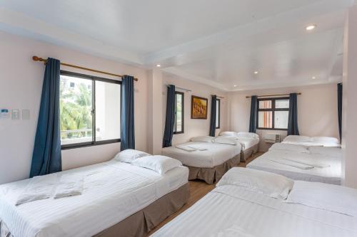 长滩岛岛屿旅馆的窗户房间里一排床