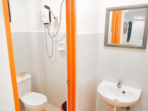 长滩岛岛屿旅馆的带淋浴、卫生间和盥洗盆的浴室