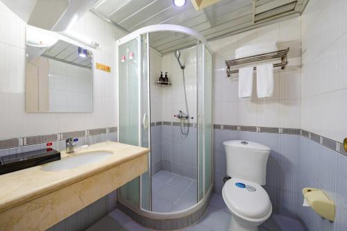 昆明哈啰轻酒店（昆明塘子巷地铁站店）的带淋浴、卫生间和盥洗盆的浴室