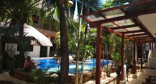 邦劳birdwatchers beachfront hotel panglao的坐在度假村游泳池旁的人