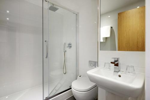伦敦中央公园酒店的带淋浴、卫生间和盥洗盆的浴室