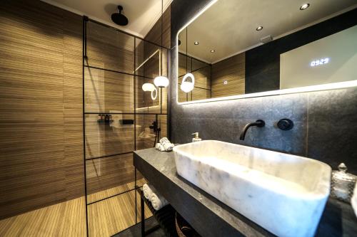 PerivóliaMythic Olive villa - Heated Pool - Amazing view的浴室配有白色水槽和淋浴。