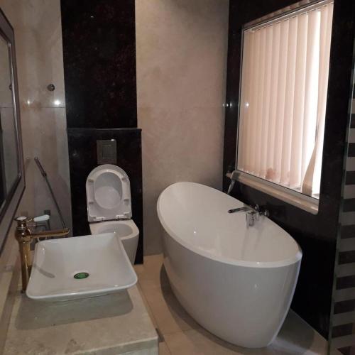 塞拉莱Blue Revan chalet的浴室配有白色浴缸和卫生间。