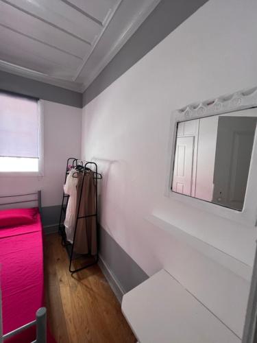 菲盖拉-达福什Casa Flamingo的一间设有红色床和窗户的客房