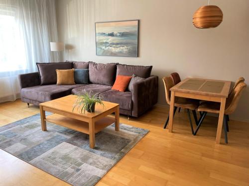 库雷萨雷Kuressaare Holiday Apartments的客厅配有沙发和桌子