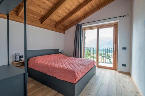 科利科La cà del Bisun的一间卧室设有一张床和一个大窗户
