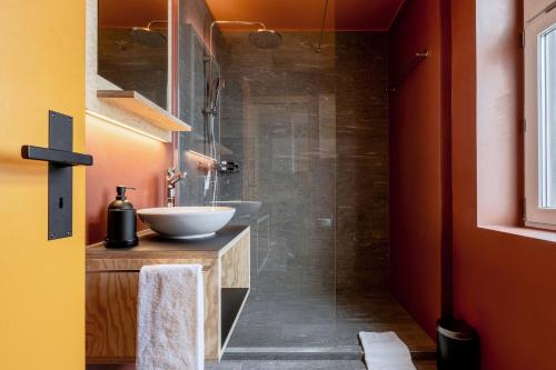 阿罗萨Belmont- Apartment Haus的一间带水槽和玻璃淋浴的浴室