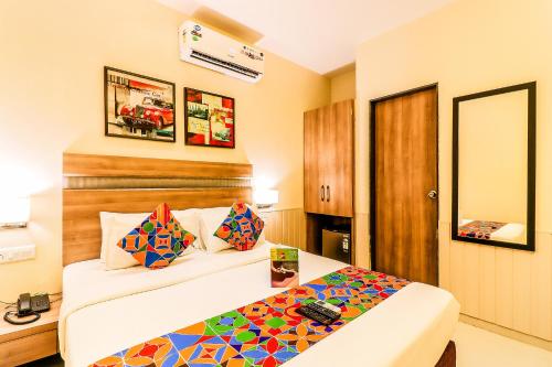 孟买FabExpress Ascot International Andheri East的一间卧室,配有两张床