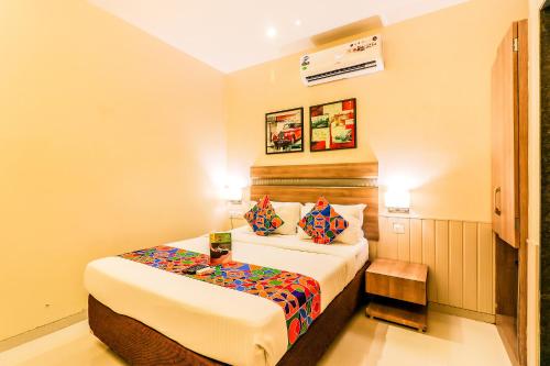 孟买FabExpress Ascot International Andheri East的配有床和2个枕头的酒店客房