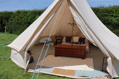 梅瓦吉西Rescorla Retreats- Poldark的帆布帐篷,在田野里配有一张床