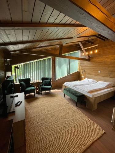 Sub Cetate赫福泽旅馆的一间卧室配有一张床、两把椅子和一张桌子