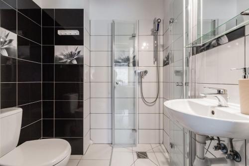 斯蒂格纳Dom Goscinny Luna的带淋浴、卫生间和盥洗盆的浴室