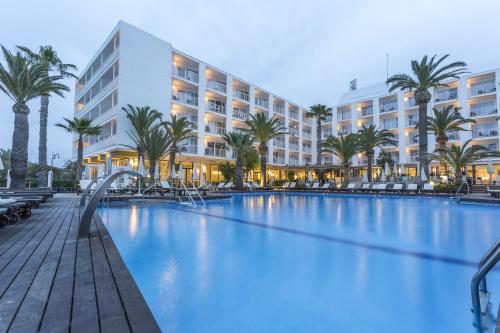 圣安东尼奥巴尔米拉帕拉蒂姆酒店 - 仅限成人的棕榈树游泳池以及酒店