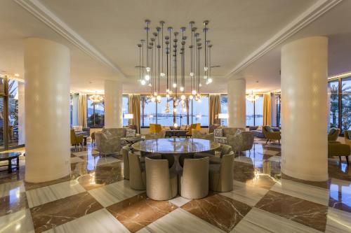 圣安东尼奥巴尔米拉帕拉蒂姆酒店 - 仅限成人的一个带桌椅的大型大堂