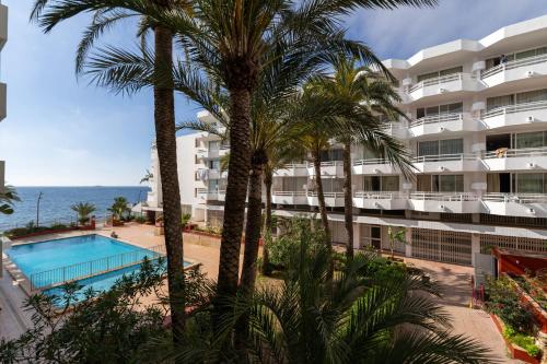 伊维萨镇Apartamentos Llobet Ibiza的从度假村的阳台上可欣赏到海景