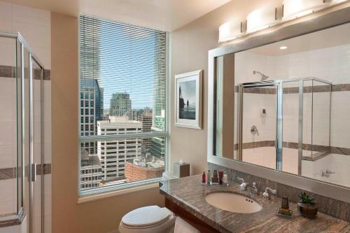 温哥华温哥华皮那考市中心万豪酒店的一间带水槽和大窗户的浴室
