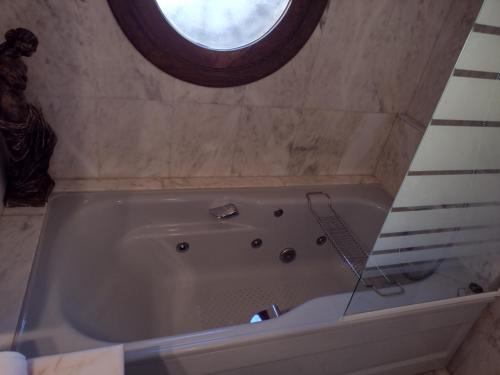 卡加尔Almahen的带浴缸的浴室和窗户