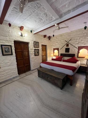 焦特布尔朱娜玛哈精品家庭住宿酒店的一间卧室设有一张床和石墙