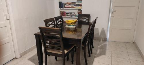 达累斯萨拉姆Apartment in Dar Homestay的餐桌,餐桌椅和香蕉