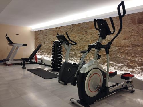 奥维多坎波阿莫酒店的一群跑步机和健身自行车在健身房锻炼