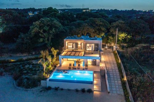 阿斯格罗Gatsby Rhodes-Brand New Seaview Villa的享有带游泳池的房屋的空中景致