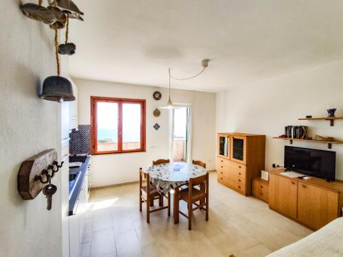 卡沃Appartamento Bellavista的厨房以及带桌椅的用餐室。