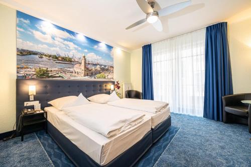 汉堡汉斯港汉堡酒店的一间卧室设有一张大床和大窗户
