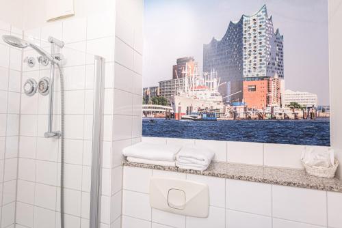 汉堡汉斯港汉堡酒店的带淋浴的浴室,享有城市美景。