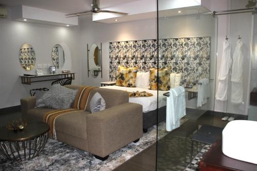 科玛蒂普特伊科拉克斯精品酒店的一间卧室配有一张床和一个沙发