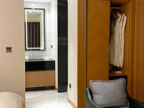 昌原市大道酒店的一间带水槽、镜子和椅子的浴室