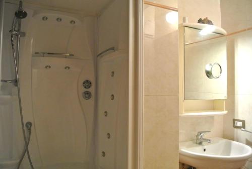 蒙泰卡蒂尼瓦尔迪切奇纳Villa Panorama的带淋浴和盥洗盆的浴室