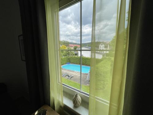 玛丽亚温泉Villa Anzio的享有游泳池景致的窗户