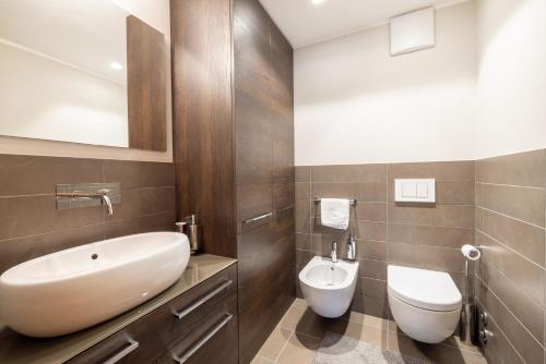 圣莫里茨Au Reduit 106的浴室配有白色水槽和卫生间。