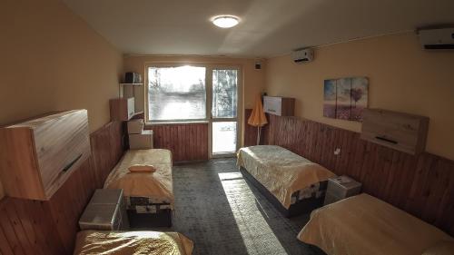 KlokočovPenzion Anička的客房设有两张床和窗户。