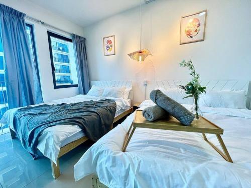 实达阿南Q 1-5Pax Cozy Home 3Bed Trefoil Setia Alam Wifi&TV的一间卧室配有两张床和一张桌子