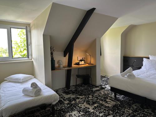 弗兰奎维尔-圣皮尔Logis Hôtel & Restaurant Le Vert Bocage的一间卧室配有两张床和一张书桌