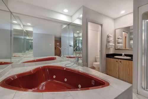 尼亚加拉瀑布尼亚加拉瀑布附近戴斯酒店的一间带卫生间的浴室内的大红色浴缸