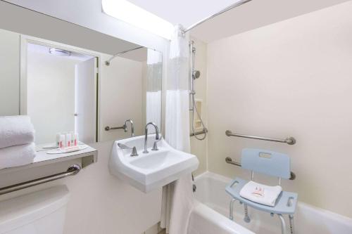 檀香山威基基瑞曼达酒店的白色的浴室设有水槽和浴缸。
